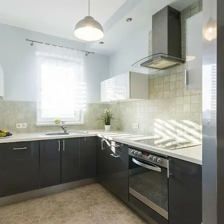 Apart Big Living - Old Town - Air Conditioning - Garage Apartman *